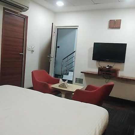 Hotel Manoranjan Inn Лакхнау Екстер'єр фото