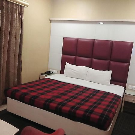 Hotel Manoranjan Inn Лакхнау Екстер'єр фото