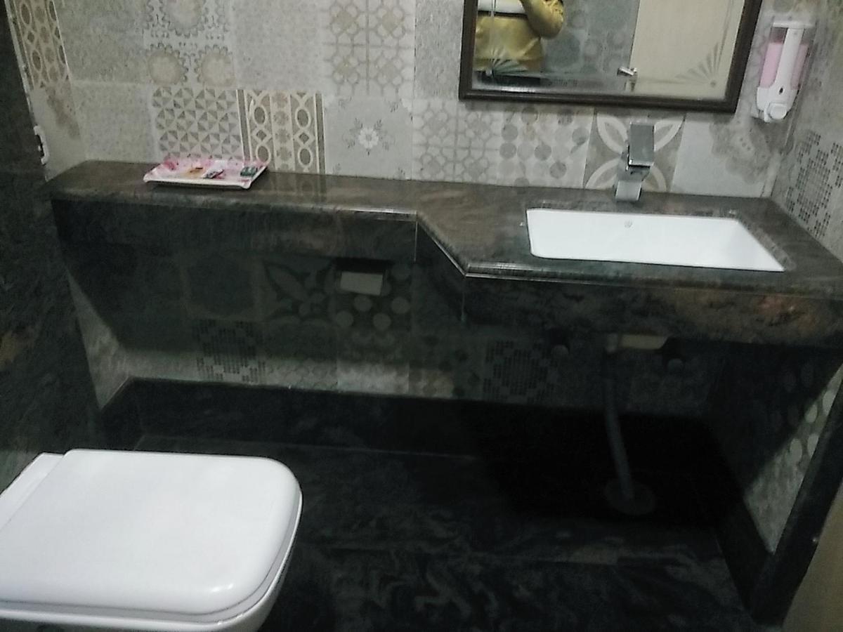 Hotel Manoranjan Inn Лакхнау Екстер'єр фото
