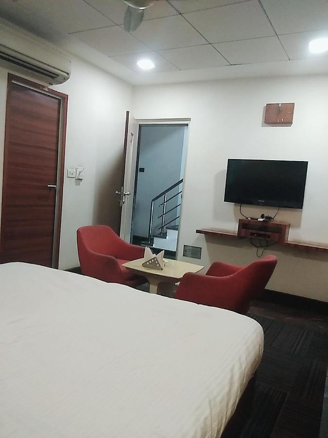 Hotel Manoranjan Inn Лакхнау Екстер'єр фото