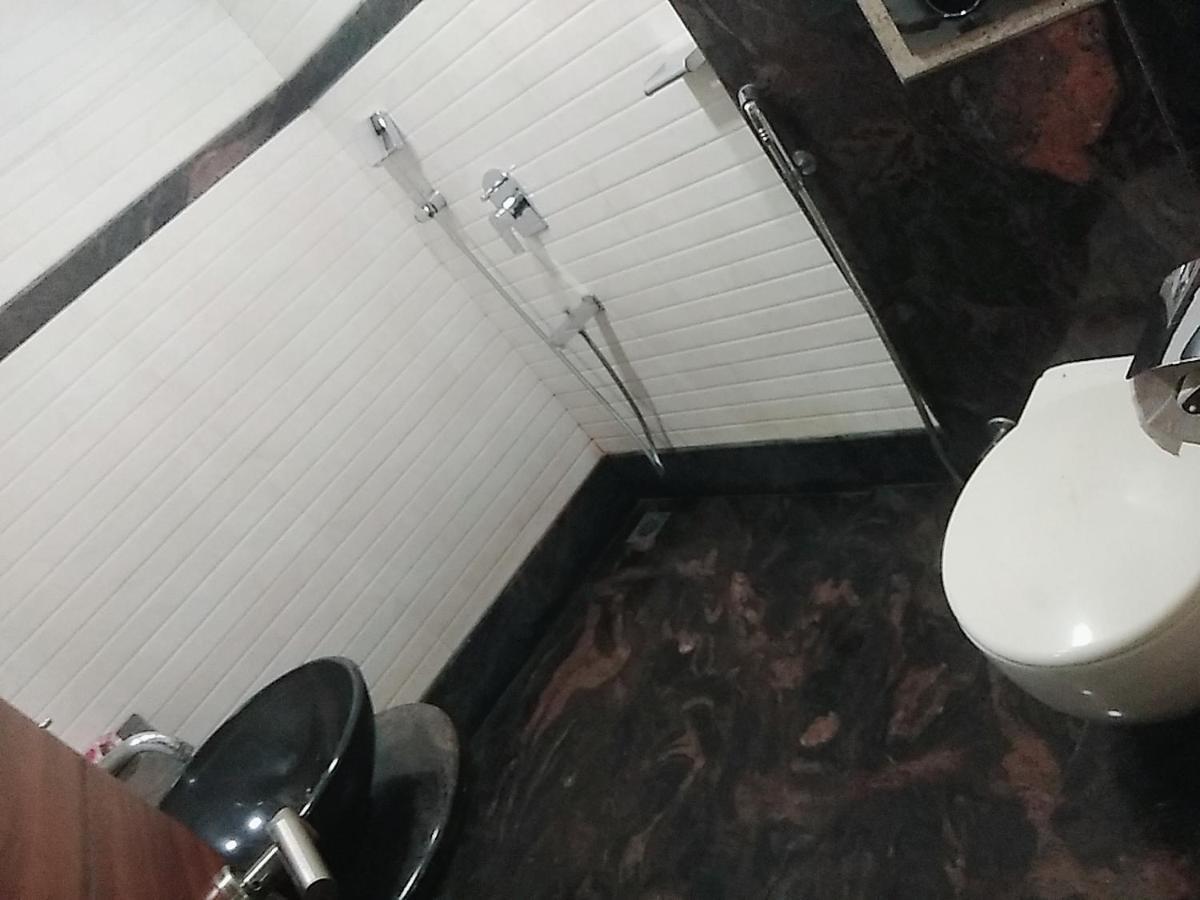 Hotel Manoranjan Inn Лакхнау Екстер'єр фото