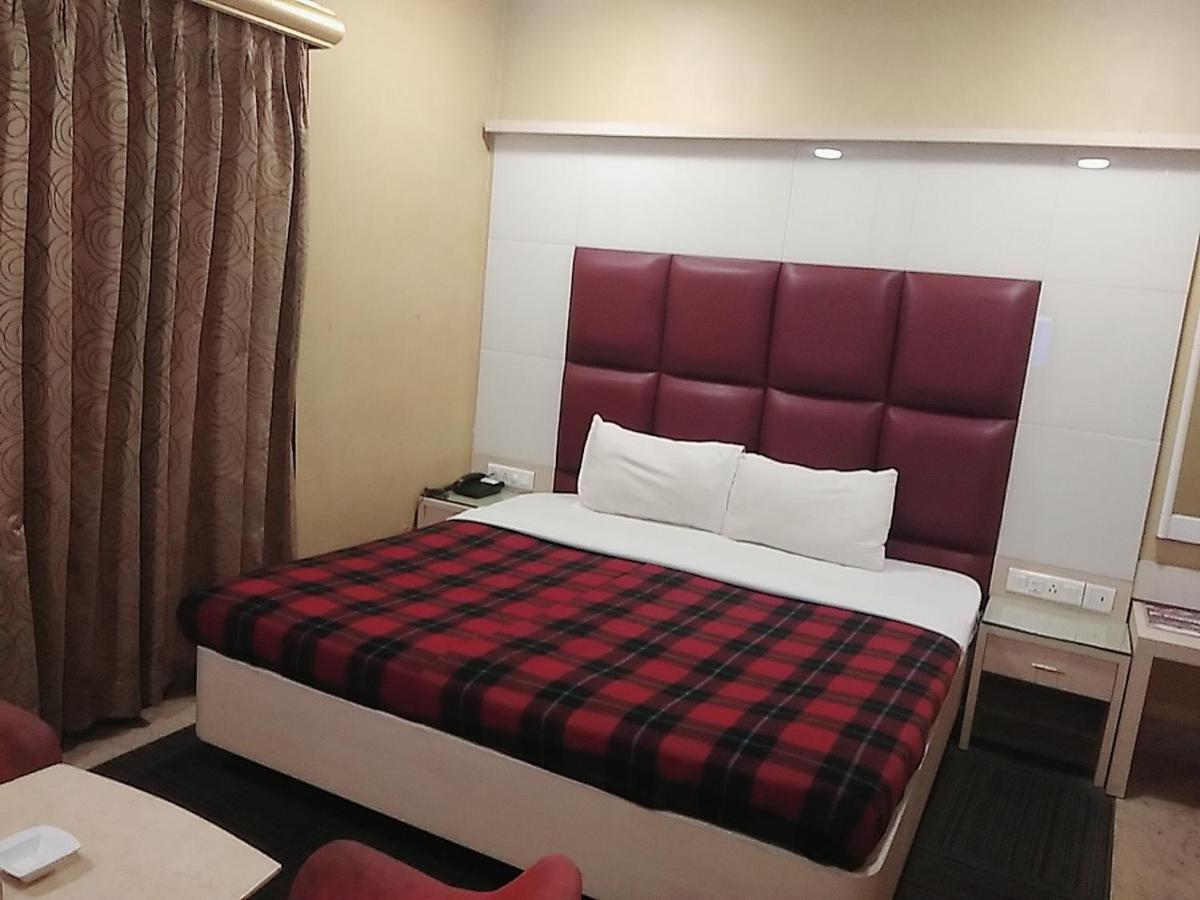 Hotel Manoranjan Inn Лакхнау Екстер'єр фото